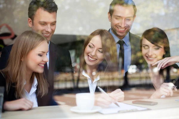 Grupo de negocios en cafetería — Foto de Stock