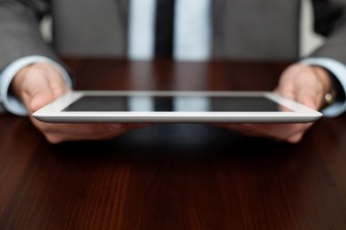 işadamı tarafından Resepsiyon dijital tablet kullanma