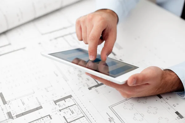 Arquitecto con tablet digital — Foto de Stock