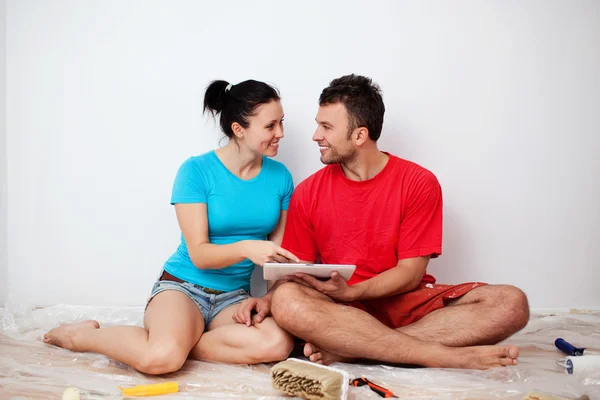 Pareja eligiendo el color de pintura —  Fotos de Stock