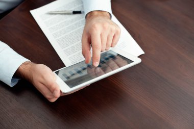 işadamı tarafından Resepsiyon dijital tablet kullanma