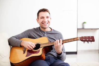 Gitar çalan yakışıklı genç adam.