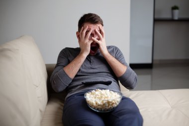 TV izlerken korkan adam