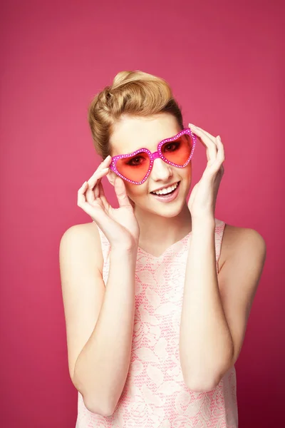 Mujer retro con gafas de sol de corazón — Foto de Stock