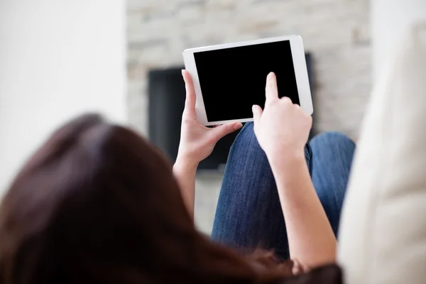 Vrouw met digitale tablet op de bank — Stockfoto