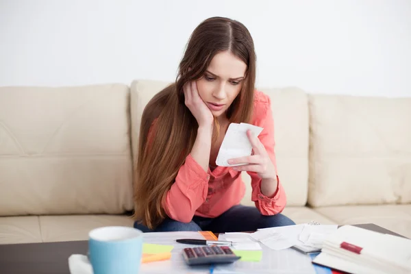 Stressad kvinna som tittar på räkningar — Stockfoto