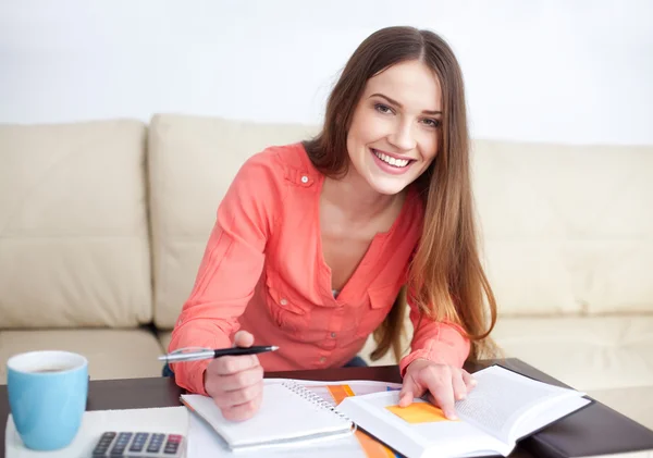 Felice studente femminile apprendimento — Foto Stock