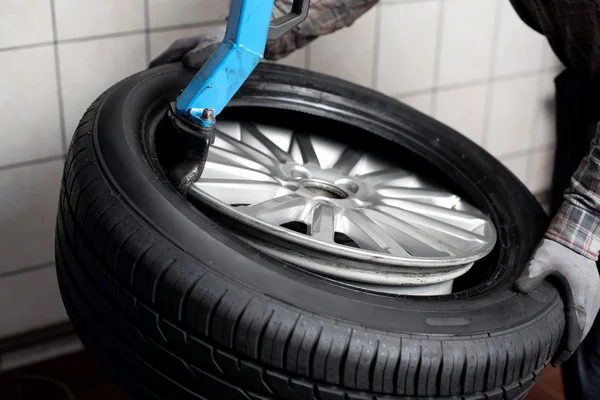 Mechanic changing tyre — Stock Photo, Image