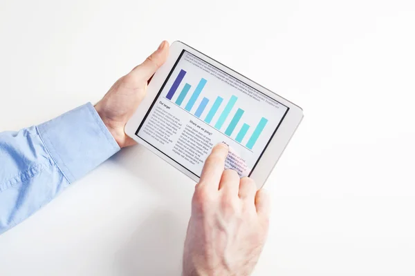 Analyzin financiera fata en tableta digital — Foto de Stock
