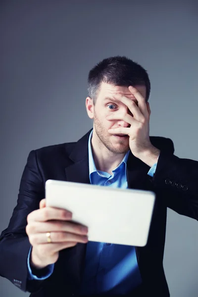 Geschockter Geschäftsmann mit digitalem Tablet — Stockfoto