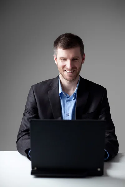 Zakenman werkt met laptop — Stockfoto