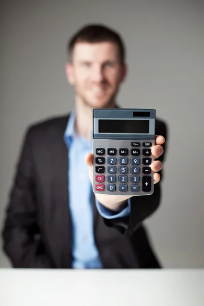Człowiek gospodarstwa kalkulator — Zdjęcie stockowe