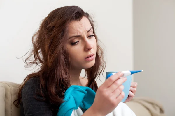 Mujer enferma midiendo la temperatura corporal — Foto de Stock