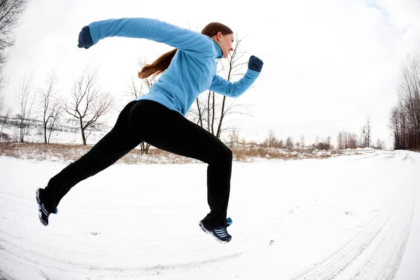 Donna che corre in inverno — Foto Stock