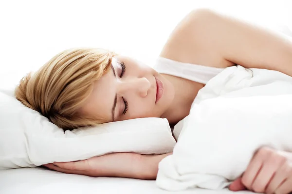 Portrét mladé ženy spí v posteli — Stock fotografie