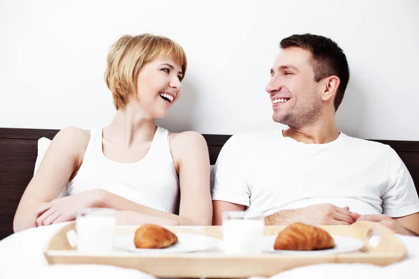 Par som äter frukost i sängen — Stockfoto