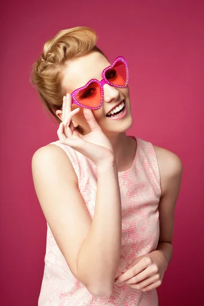 Retro vrouw met hart zonnebril — Stockfoto