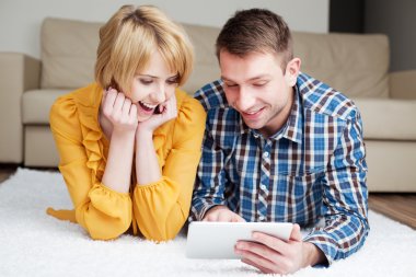 Çift dijital tablet ile yerde yatarken