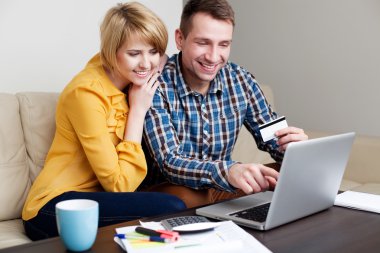 Genç çift online alışveriş yapıyor