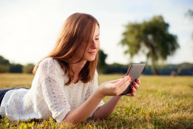 Park dijital tablet ile güzel bir genç kadın