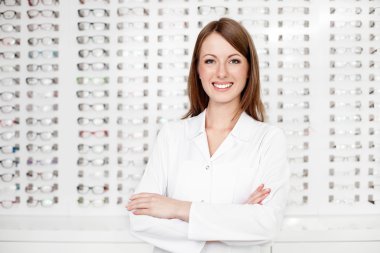 mutlu kadın optometrist, gözlükçü