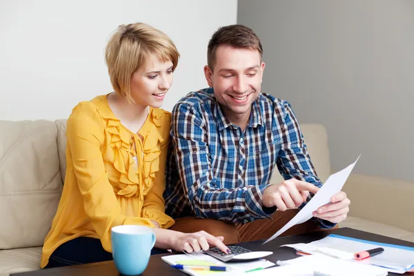 Happy couple calculating bills — Stock Photo, Image