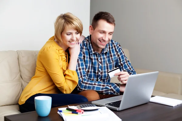 Casal jovem compras online — Fotografia de Stock