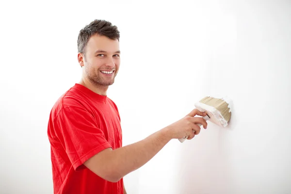 Jonge man schilderij muur — Stockfoto