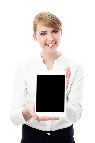 Студентка, показывающая цифровой планшет — стоковое фото