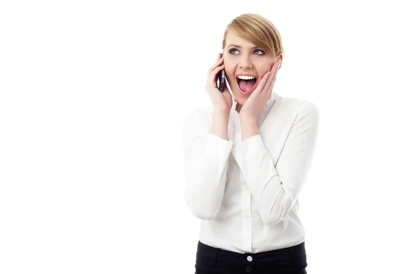 Mujer sorprendida hablando por teléfono — Foto de Stock