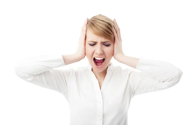 怒っているビジネスの女性彼女の耳と悲鳴をカバーします。 — ストック写真