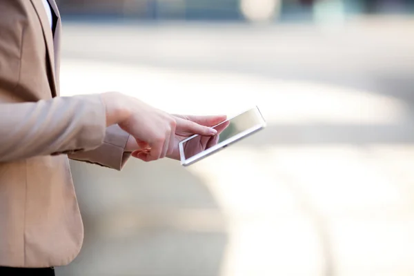 Gros plan de femme d'affaires en utilisant une tablette numérique — Photo