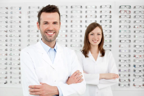 Twee gelukkige opticiens Optometristen — Stockfoto