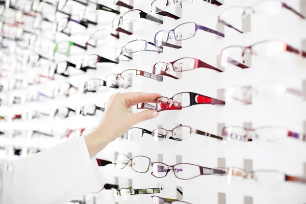 Opticien femelle suggèrent des lunettes — Photo