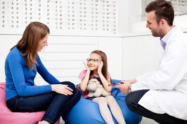 Annesi gözlükçü, çocuk ile optometrist ziyaret etti. — Stok fotoğraf