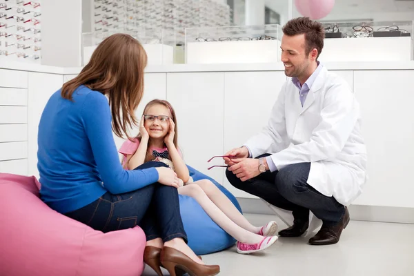 Mère en visite opticienne, optométriste avec enfant — Photo