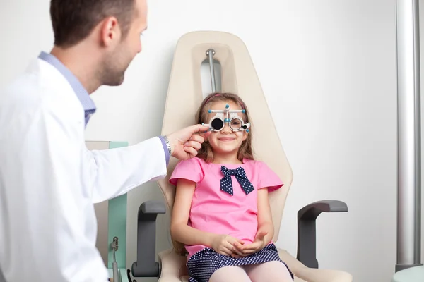 Menina no optometrista — Fotografia de Stock