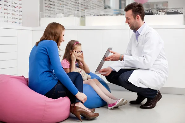 Mutter und Kind besuchen Optikergeschäft. — Stockfoto