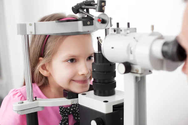 Van een optometrist presterende gezichtsveld test — Stockfoto