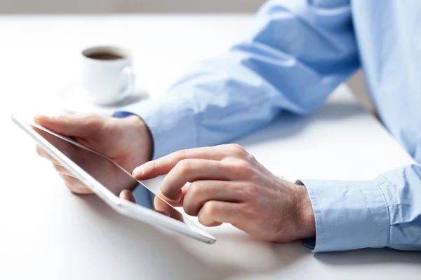 Businessman analyzing data on tablet — Stock Photo, Image