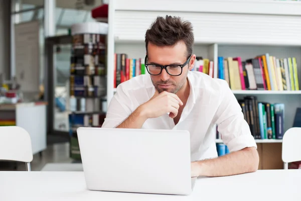 Homem feliz trabalhando com laptop — Fotografia de Stock