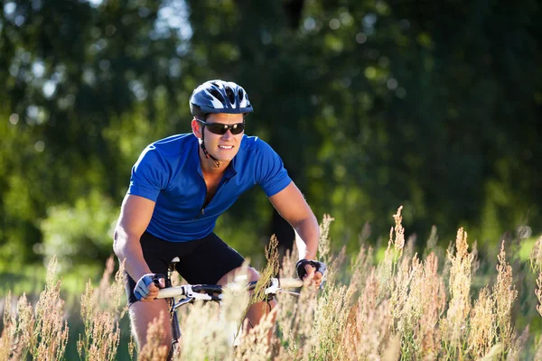 Happy Young Woman fietst buiten. Gezonde levensstijl. — Stockfoto