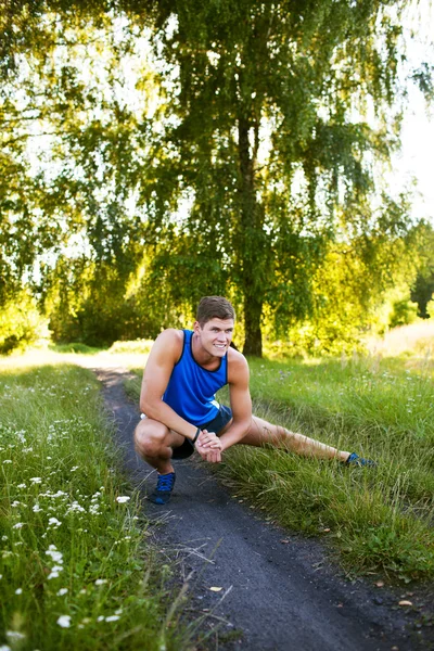 Joven atleta antes de correr. Estilo de vida saludable — Foto de Stock