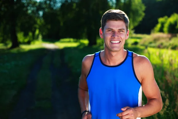 Joven feliz corriendo en el campo — Foto de Stock