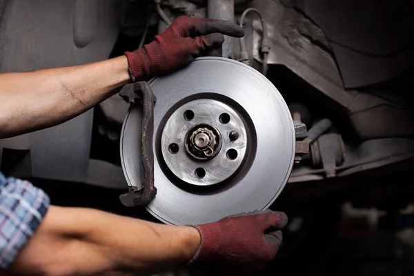 Mecánico de coche Reparación de frenos en el coche — Foto de Stock