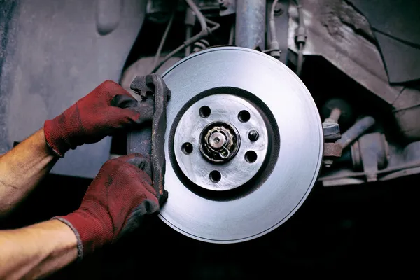 Changing brake pads — Stock Photo, Image