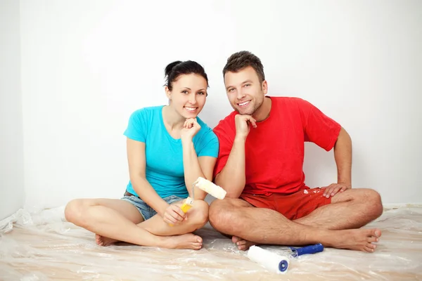 Couple choosing paint color — Stock Photo, Image