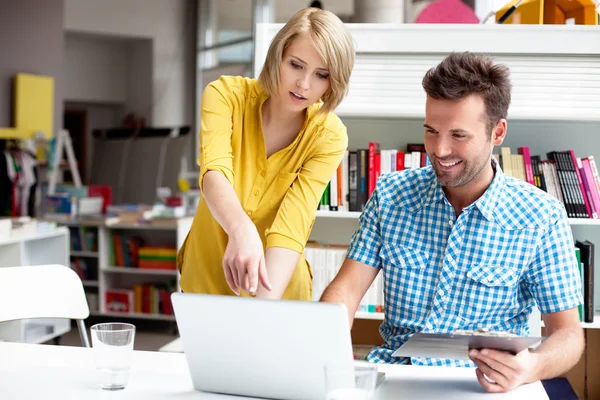 Boekhandel managers die op laptop werkt — Stockfoto