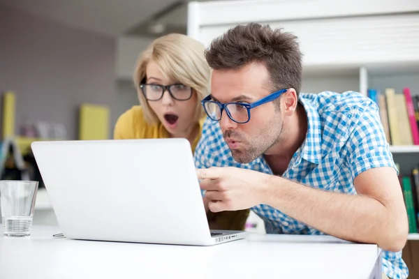 Two surprised students learning in library — Stock Photo, Image
