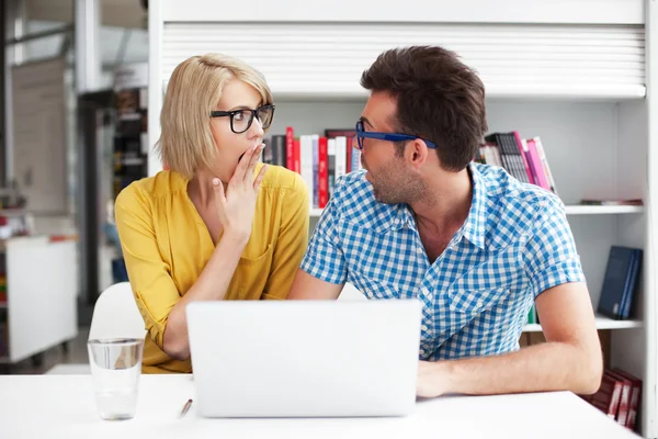 Geschokt nerds in bibliotheek — Stockfoto